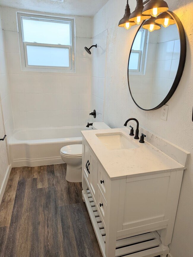 Foto del edificio - Newly Updated 2-Bed 2-Bath Apartment in Gr...