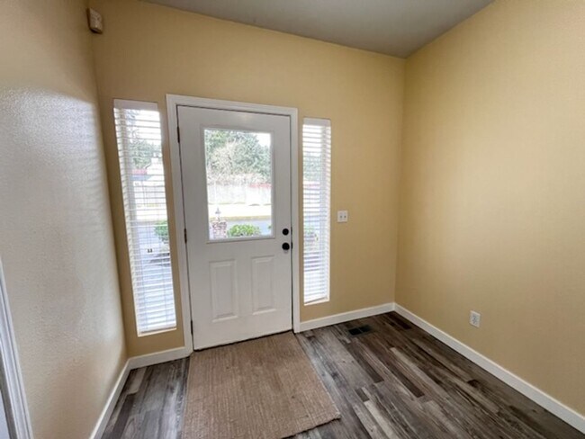 Foto del edificio - Elegant home in UP with primary bedroom suite on main level