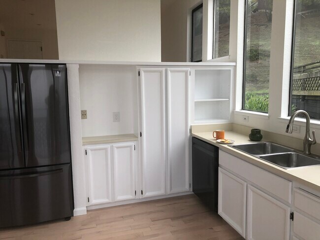 Kitchen - 266 Bay Vista Cir