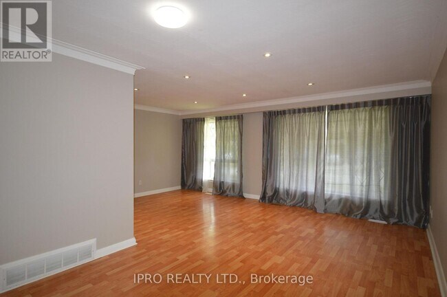 Building Photo - 23 Bairstow Crescent