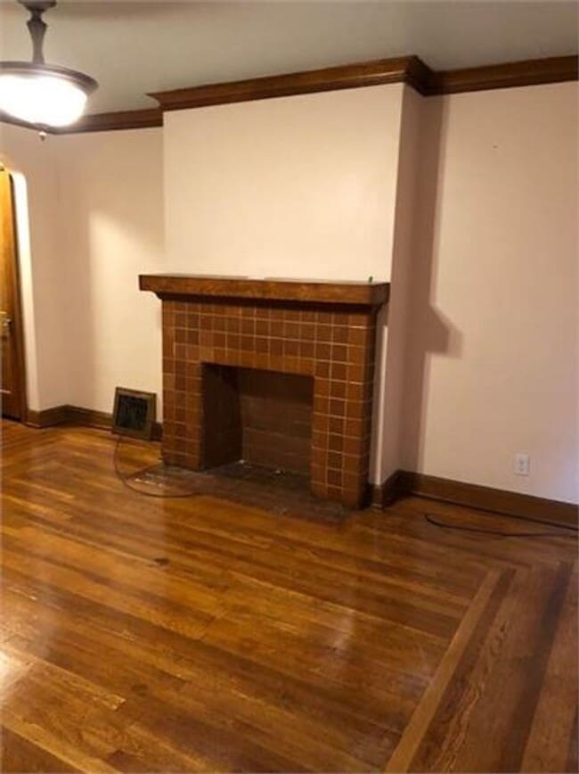 Building Photo - Charming Two Bedroom Close to Kanawha Boul...