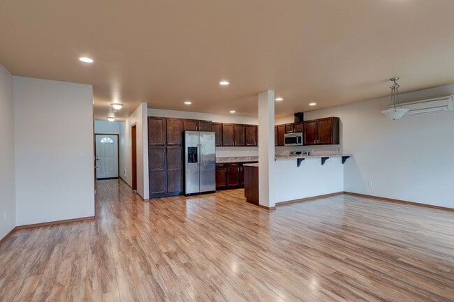 Building Photo - Conveniently Located 3 Bedroom Townhouse