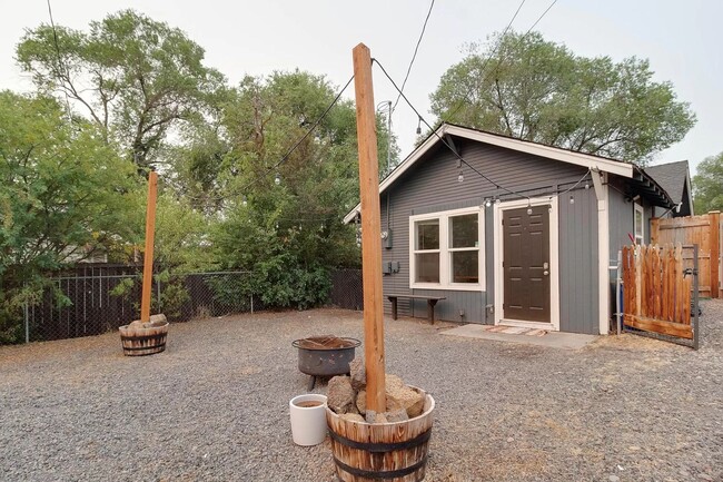 Foto del edificio - Downtown Bend darling Cottage!