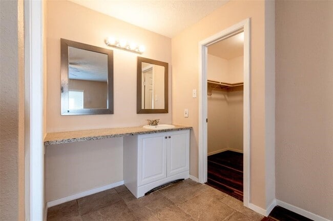 Building Photo - 2527 Colonial Ridge Dr