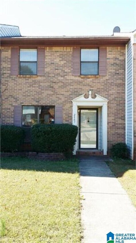 Foto principal - 2487 Hampstead Dr