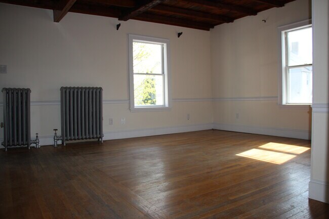 Sala de estar (imagen desde la puerta hacia el comedor) - 7 Allen Ct