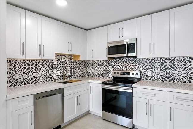 Building Photo - 700 Waterside Dr