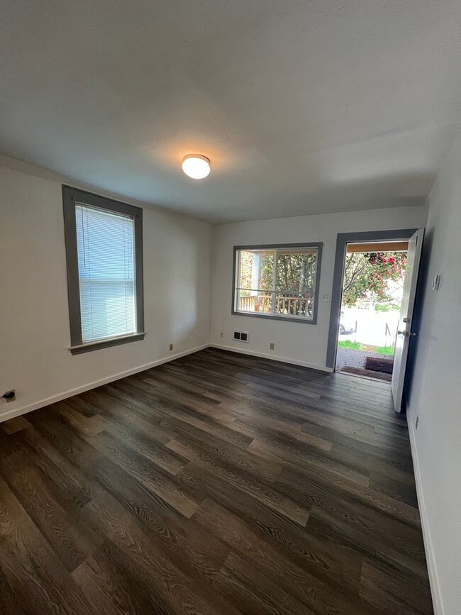 Building Photo - 1919 Duplex