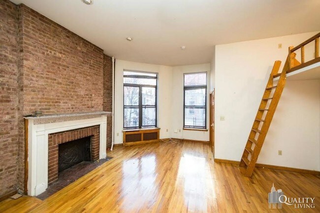 Building Photo - 107 W 74th St