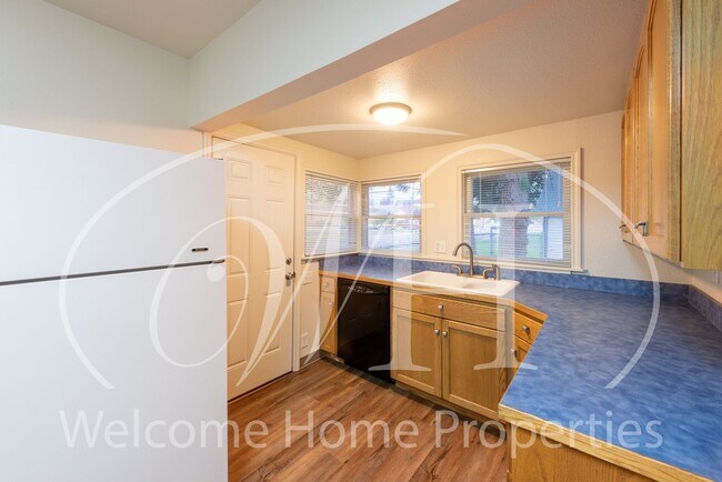 Foto del edificio - Cozy 3 Bedroom Home With Newer Flooring & Paint