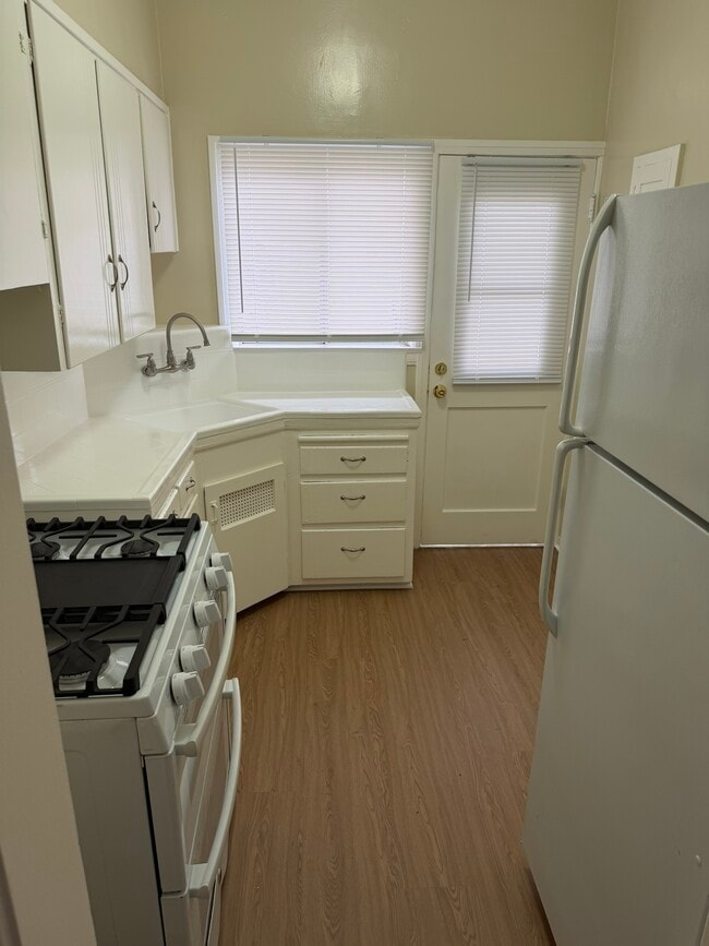 kitchen - 801 W Glenoaks Blvd