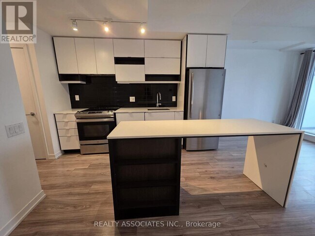 Photo du bâtiment - 4065 Confederation Pkwy