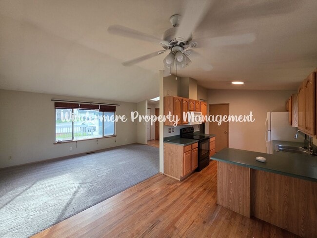 Foto del edificio - 3 bed Rambler in Convenient CK location with fully fenced yard and large deck