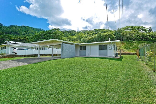 Building Photo - Kaneohe-Convenient, Centrally Located, Ren...