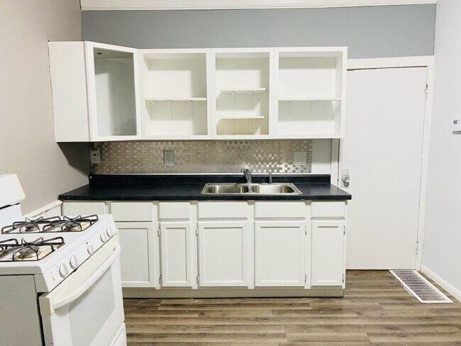 Foto del edificio - 312 W 9th St.