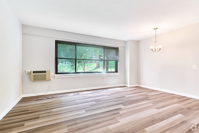 The Laurel 1BR, 1BA - 700SF Living Room - Pooks Hill Tower & Court