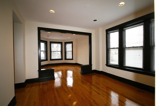 Foto del edificio - 3318-20 N. Albany Ave. - 1 South