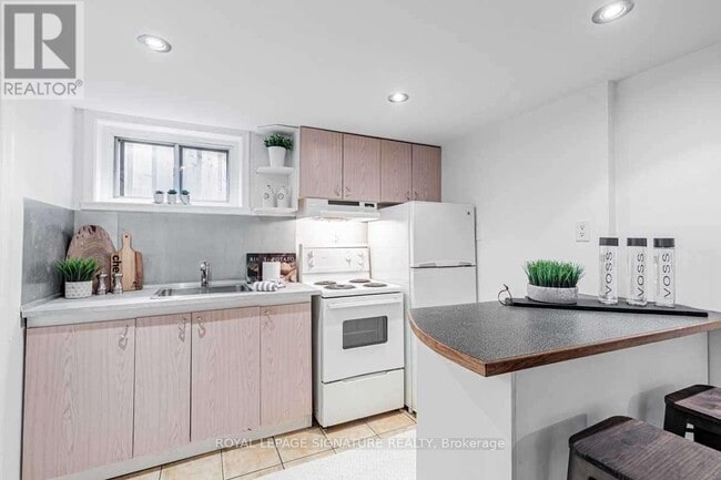 Building Photo - 179 Clonmore Dr