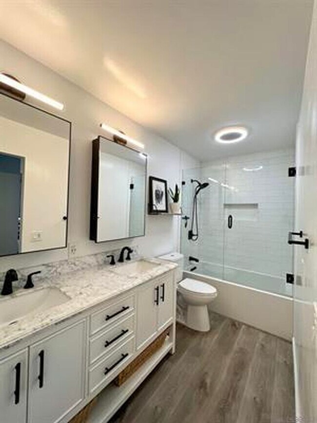 Foto del edificio - PB 3br Townhome $6000 to share Pacific Beach 3 Br Townhome 2 Car Garage Modern Appliances