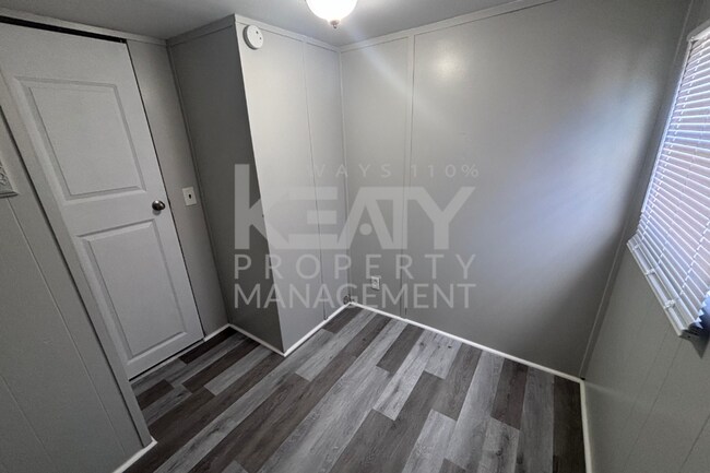 Building Photo - 3 Bedroom, 1.5 Bathroom Rental NOW Available!