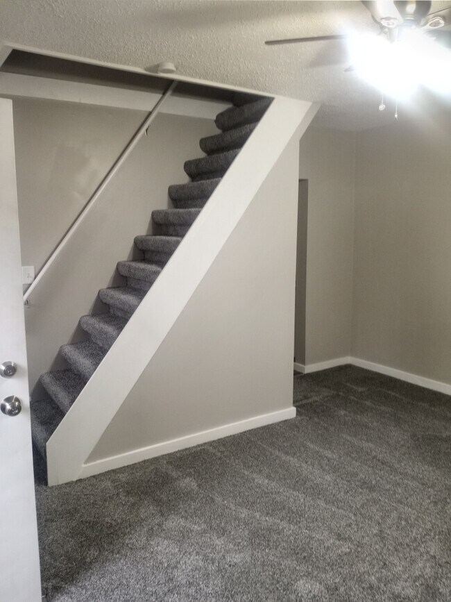 636 Elm Ave Unit b, Circleville, OH 43113 Apartments at 636 Elm Ave