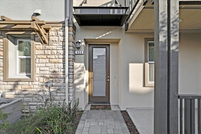 Building Photo - 430 Desert Holly St