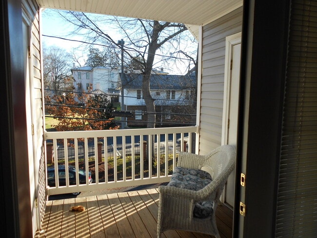 Building Photo - Large 4 Bedroom Home, so close to campus!