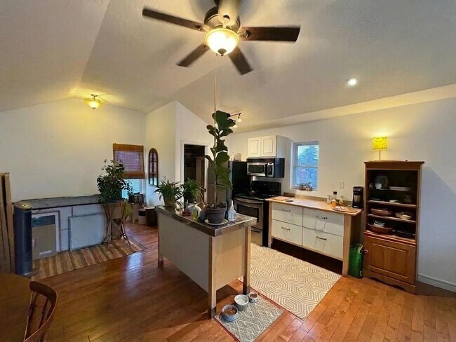 Photo du bâtiment - Sun-Filled Spacious 1BR | Vaulted Ceilings, Private Terrace & In-Suite Laundry — East Mountain