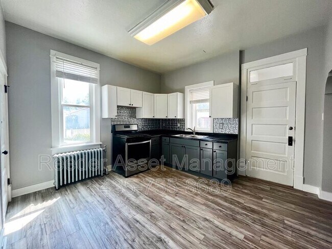 Building Photo - 867 26th St