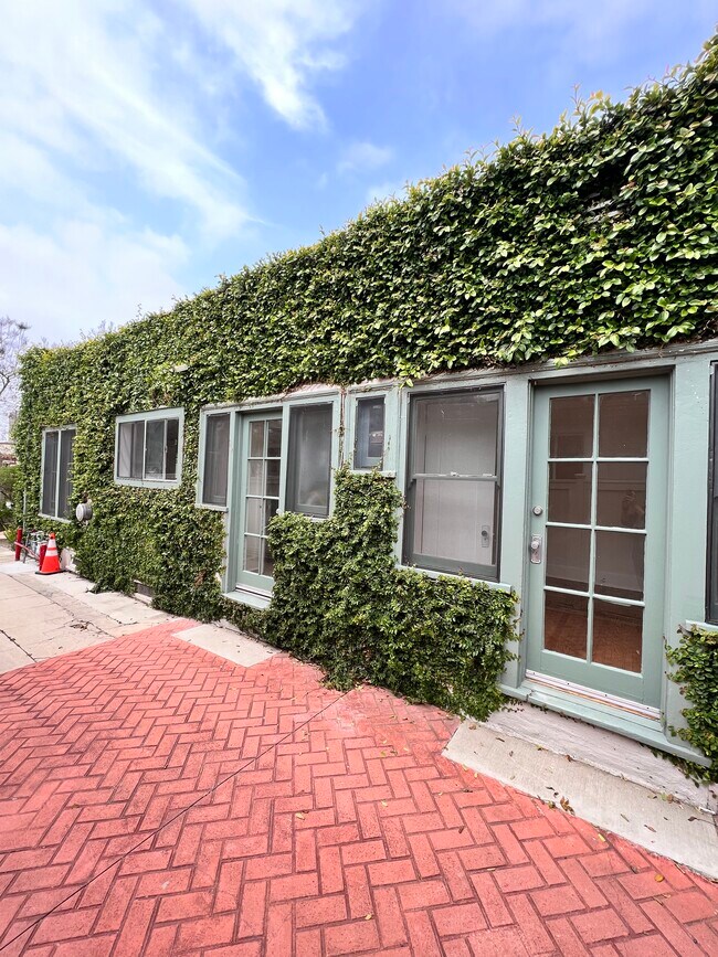 Foto del edificio - 6065 Harold Way