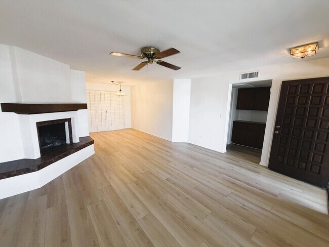 Building Photo - 2 bed with sunroom/bonus room 2 bath home!