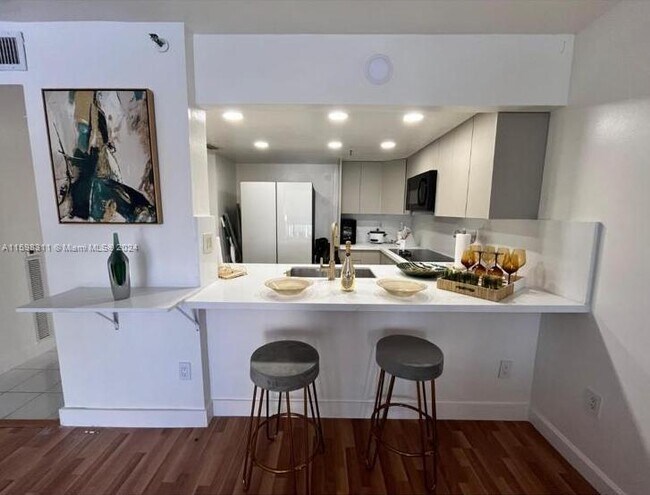 Building Photo - 540 Brickell Key Dr
