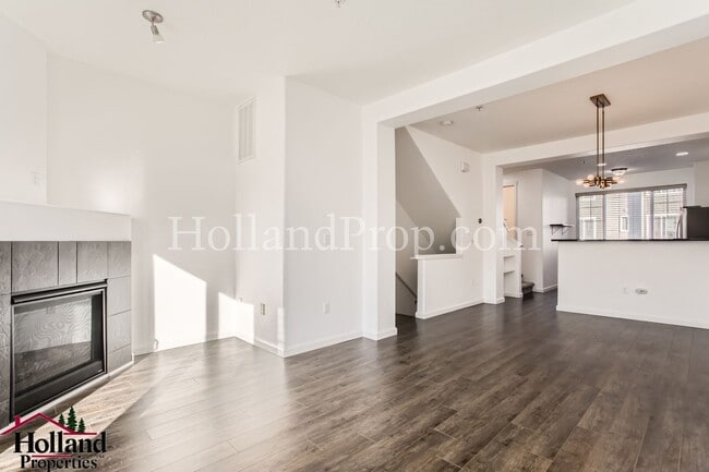 Building Photo - Amazing 3-level Home in Beautiful Neighbor...