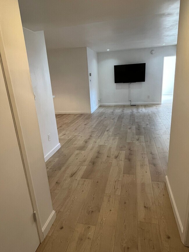 Building Photo - 358 S Gramercy Pl