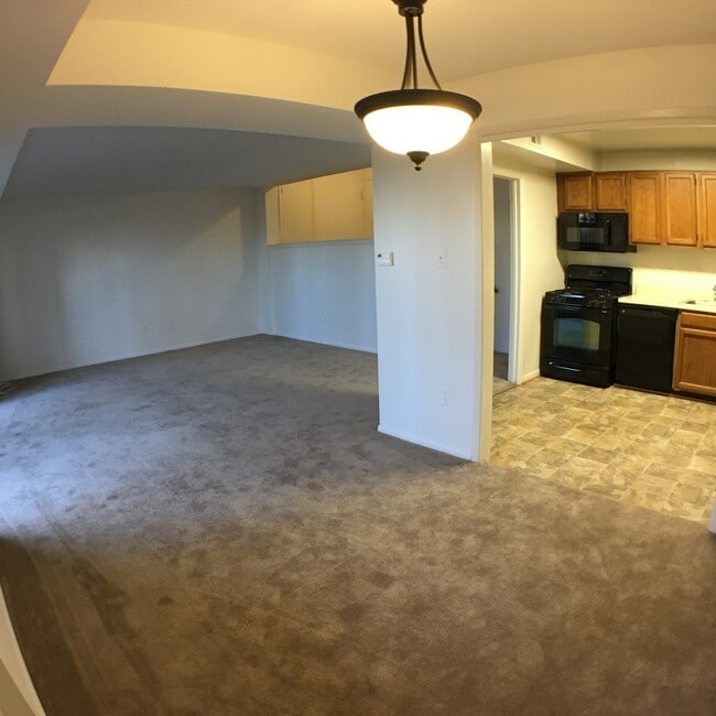 Building Photo - Spacious 1 BR 1BA split-level condo. Most ...