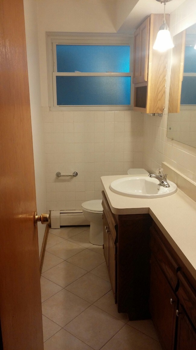 Bath #2 - 5009 N Mango Ave
