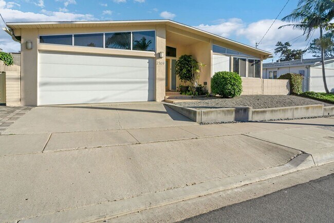Building Photo - Single story view home overlooking Mission...