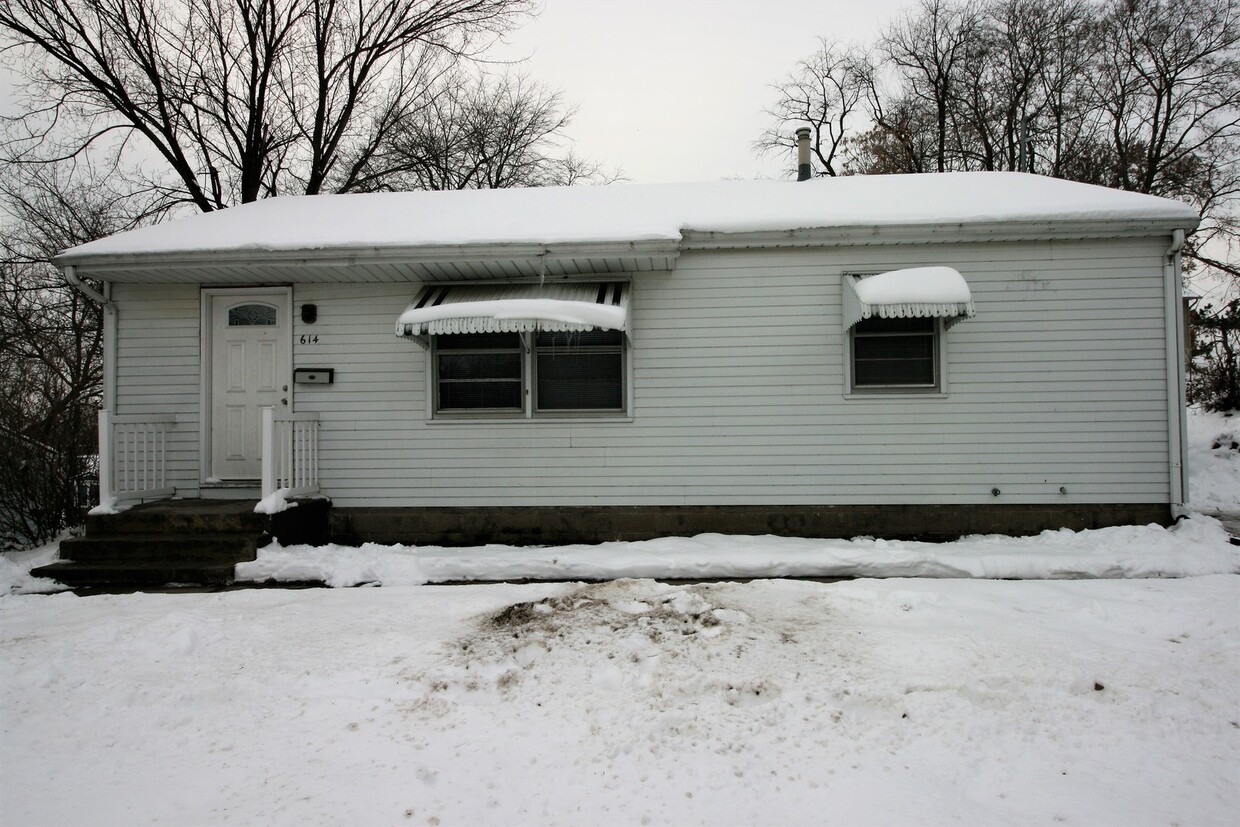 Foto principal - Cozy 3 bedroom home in Bettendorf-6 month ...