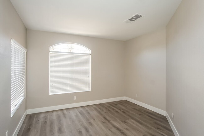 Building Photo - 456 Wright Way