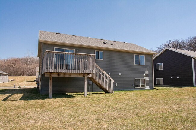 Foto del edificio - Move-In Ready NW Rochester Home with Finished Lower Level