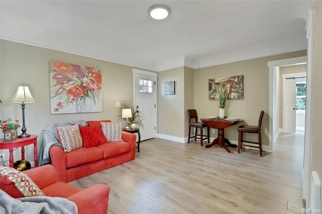 Sala de estar superior - 3819 21st Ave SW