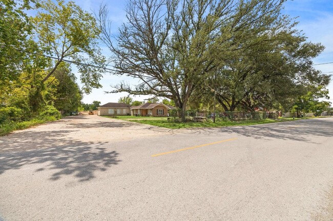 Building Photo - 1450 Mesquite St