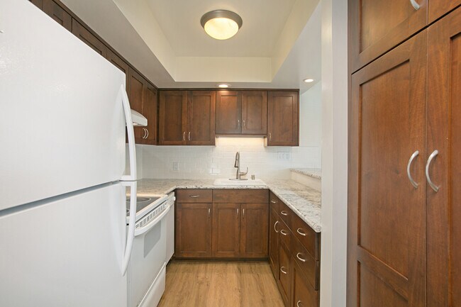 Foto del edificio - REMODELED 2BD/1BA BEAUTIFUL CROWN POINT CONDO! ONLY $3,795/MO