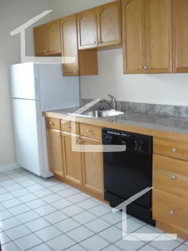 Building Photo - 3 Bedroom