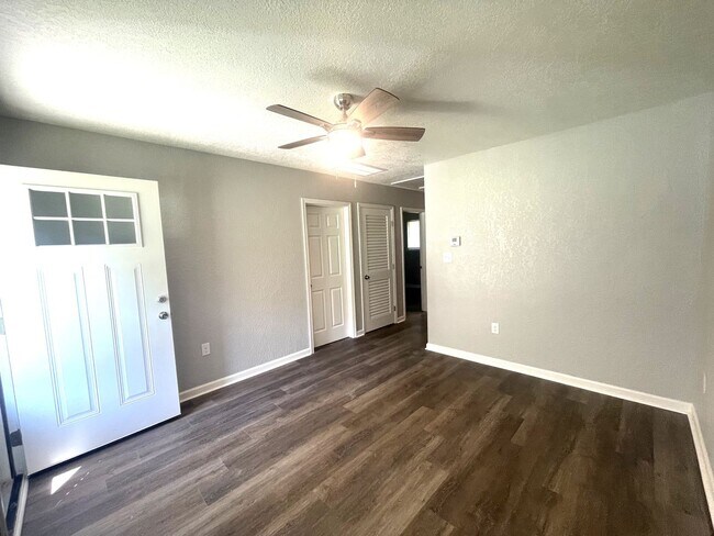 Foto del edificio - Stunning remodeled 2 bedroom duplex home 1...