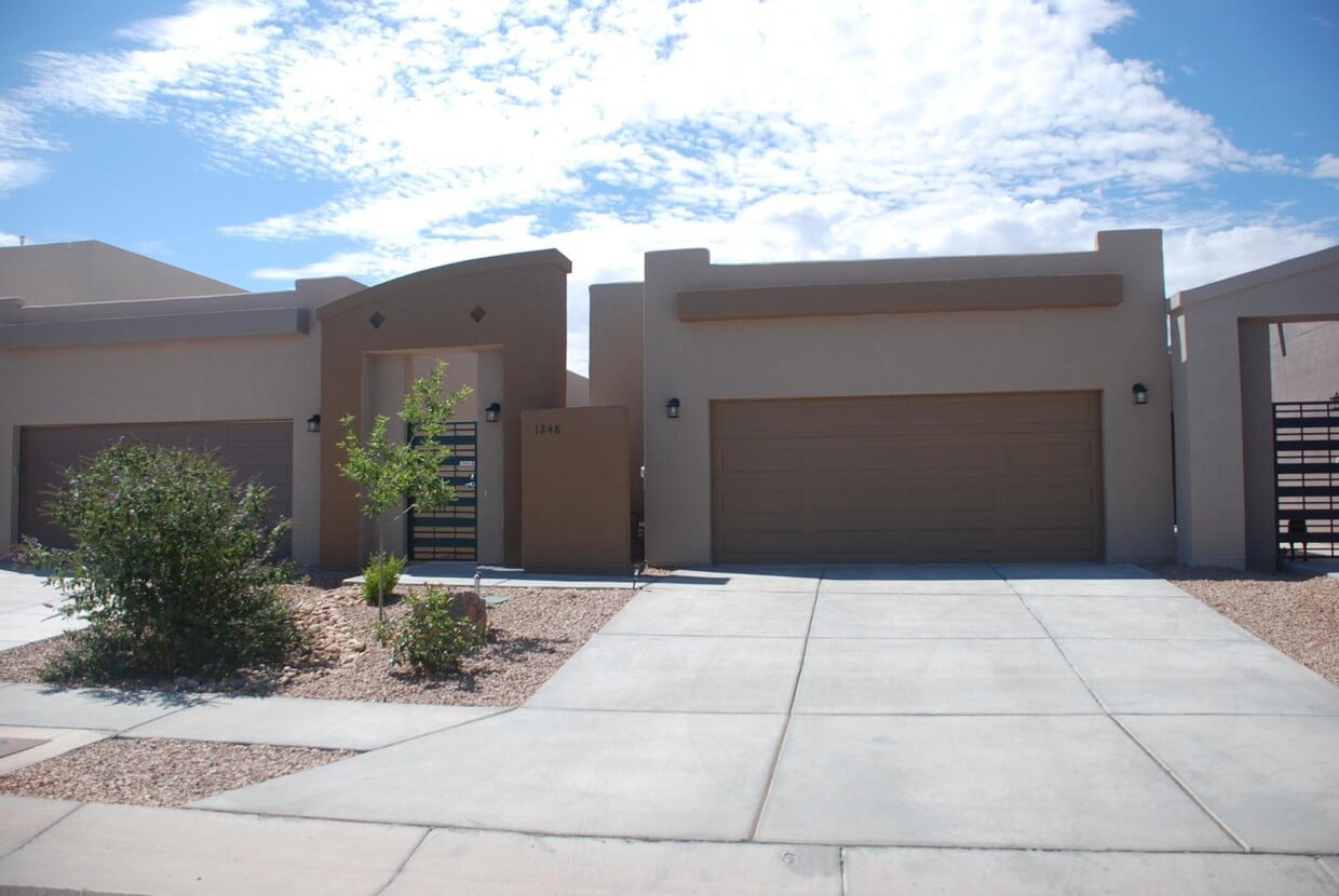 1248 Tierra Verde Loop, Los Lunas, NM 87031 Townhome Rentals in Los
