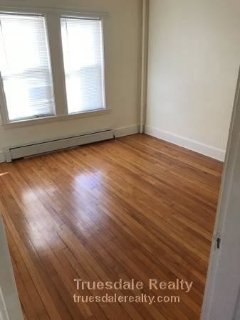 Building Photo - Gorgeous 2 Bedroom in Belmont with Parking!
