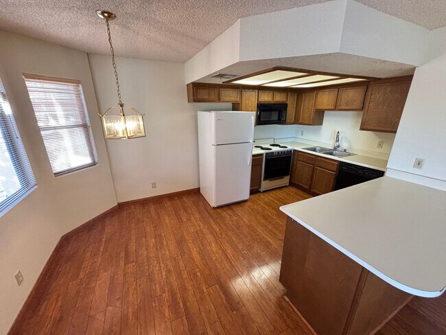 Foto del edificio - Gorgeous 2BED/2BATH Condo nestled in a Roc...