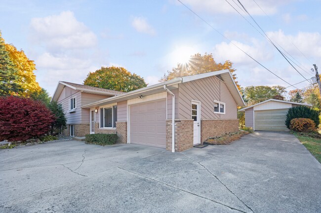 Building Photo - 1332 W Glenlord Rd