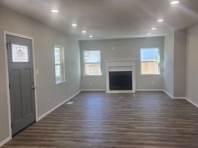 Building Photo - Newly remodeled 4 bedroom 3 full bath two story home located in the heart of Weatherford, TX